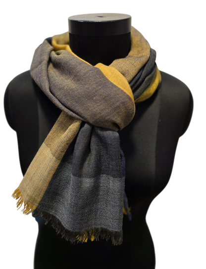 Mykt, lett og behagelig blå-grå-gult skjerf i ren ull (68)