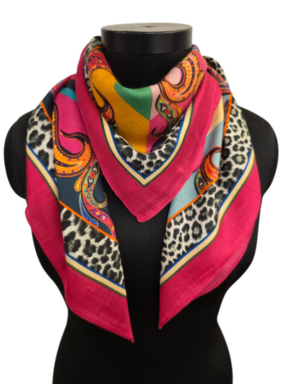 Flott firkantet silkeskjerf med sprudlende paisleyer (22)