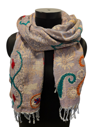 Tykt grått ullskjerf med broderier (50)