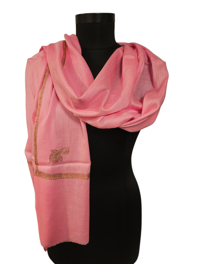 Lys rosa skjerf i kashmir og merino med en håndbrodert kant (5)