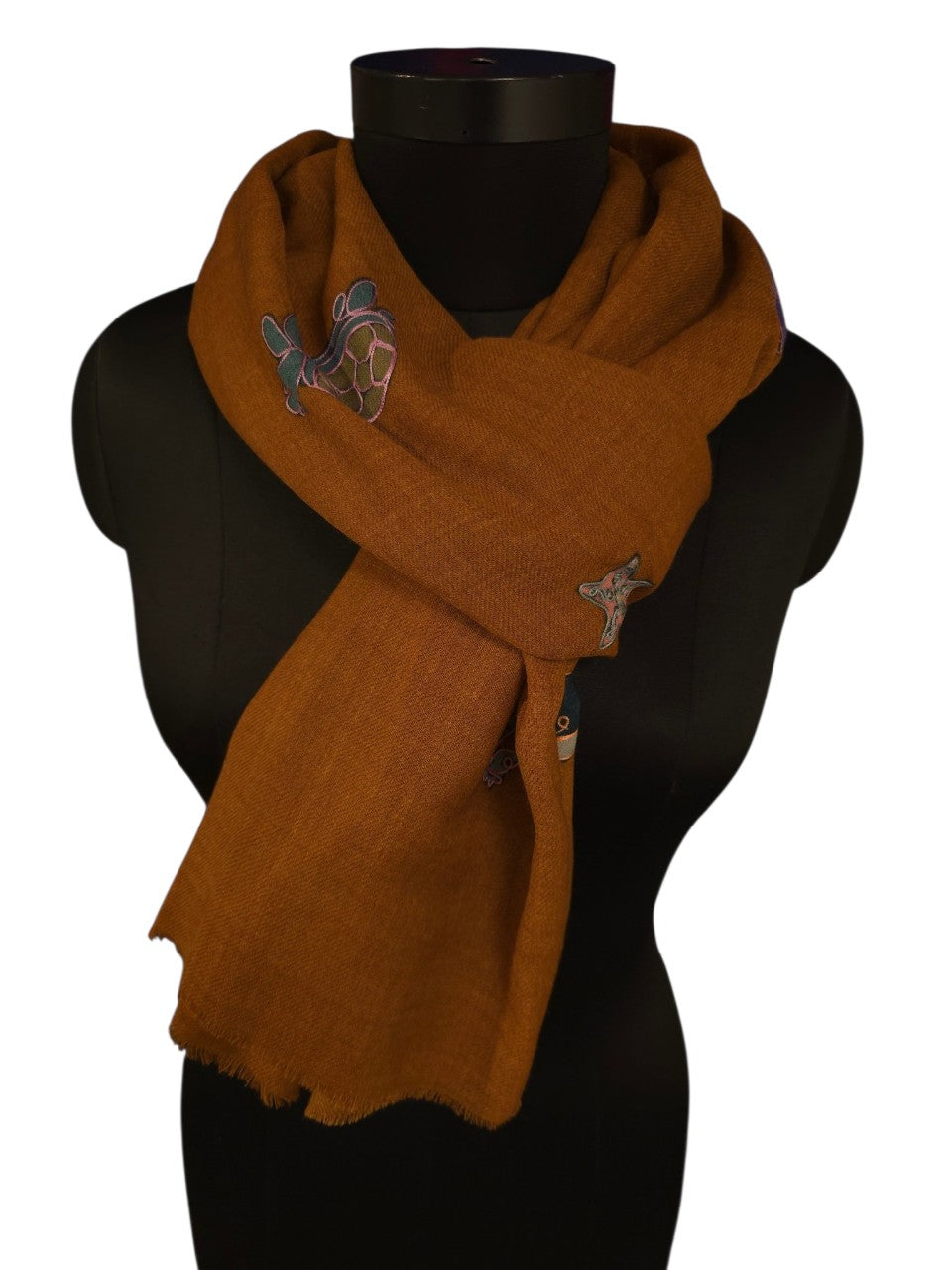 Umbra (brun) merino og silkesjal med broderte hav-skapninger (81)