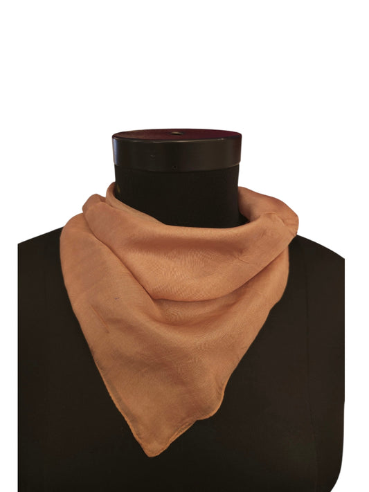 Sand-beige farget firkantet halstørkle i 100% silke (31)