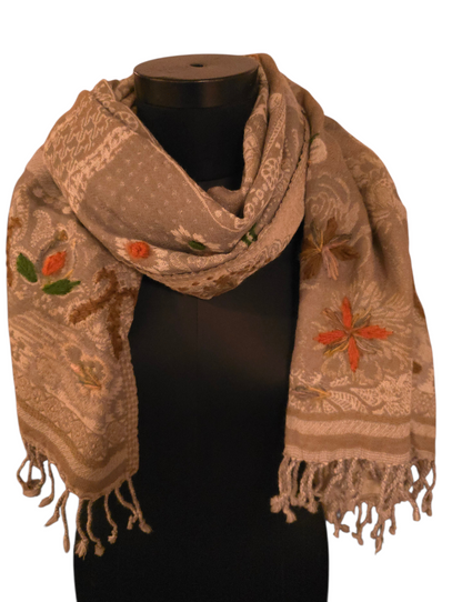 Grå/beige ullskjerf med duse broderier (89)