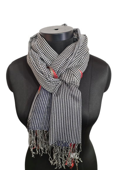 Cashmere og silkeskjerf med ruter og striper i hvitt, blått og sort(62)