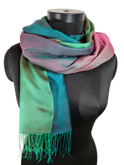 Fargesprakende skjerf i cashmere og mulberrysilke. (45)