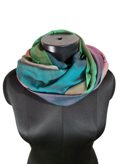 Fargesprakende skjerf i cashmere og mulberrysilke. (45)