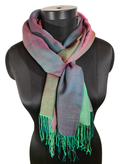 Fargesprakende skjerf i cashmere og mulberrysilke. (45)