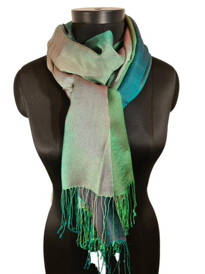 Fargesprakende skjerf i cashmere og mulberrysilke. (45)