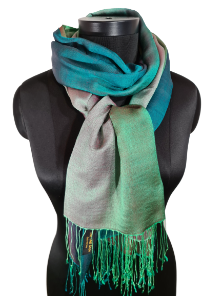 Fargesprakende skjerf i cashmere og mulberrysilke. (45)