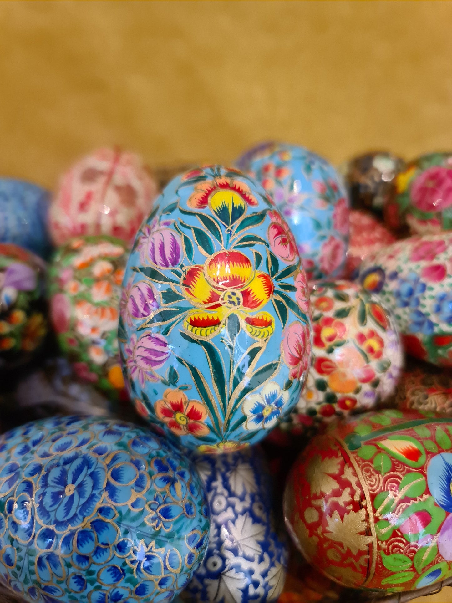 Håndlaget og håndmalt turkis påskeegg med blomster (07)