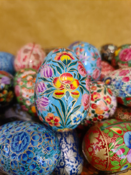 Håndlaget og håndmalt turkis påskeegg med blomster (07)