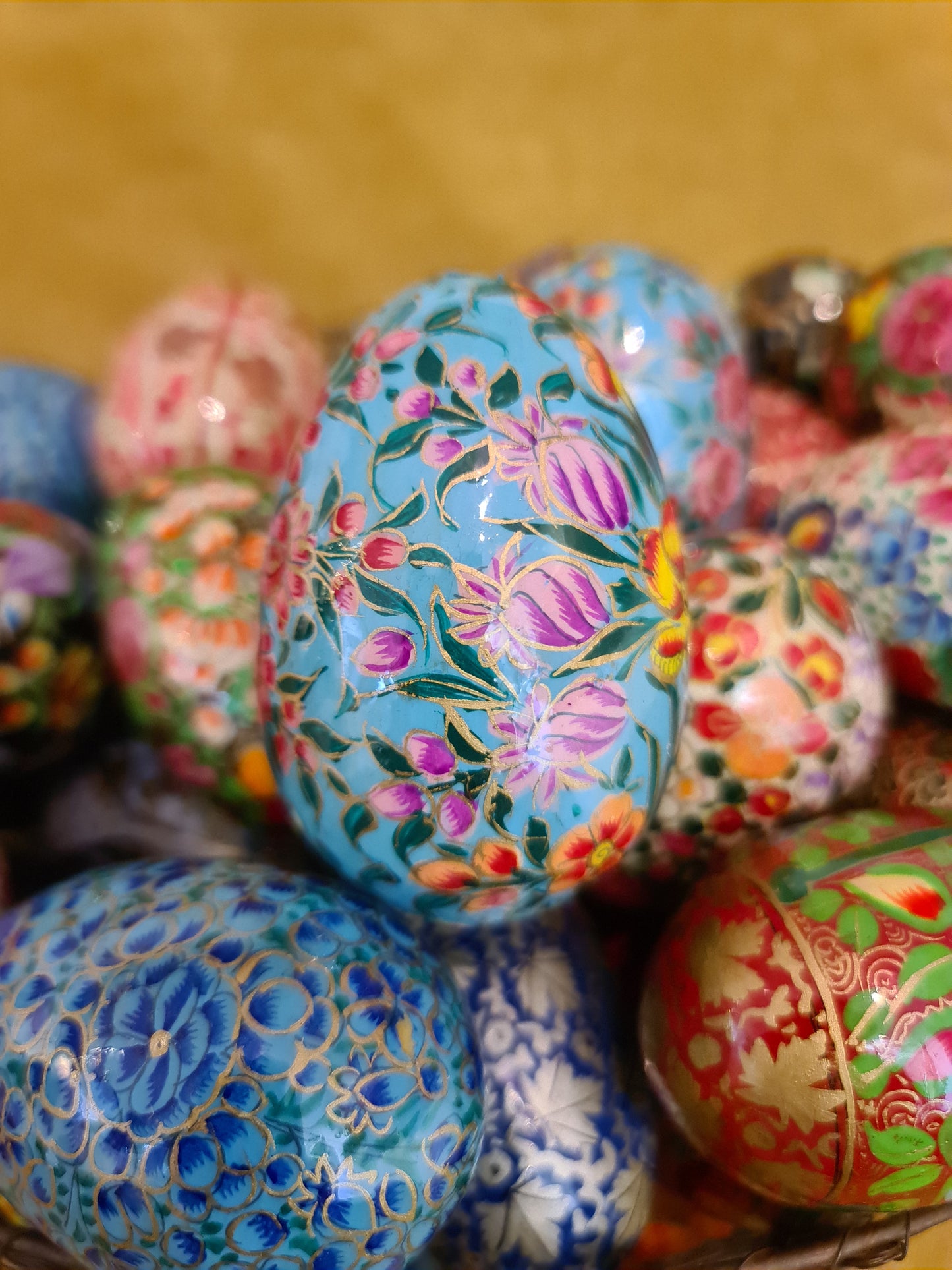 Håndlaget og håndmalt turkis påskeegg med blomster (07)