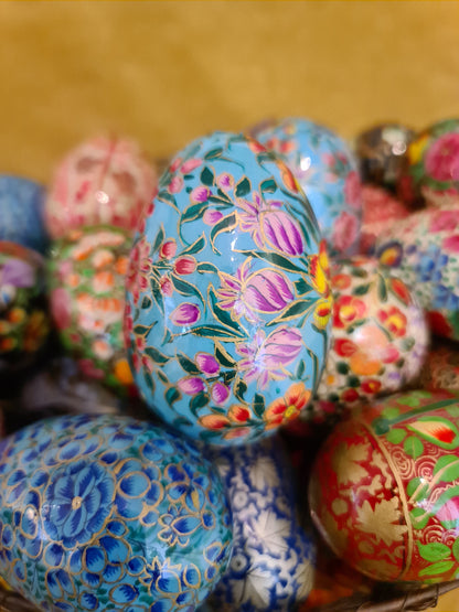 Håndlaget og håndmalt turkis påskeegg med blomster (07)