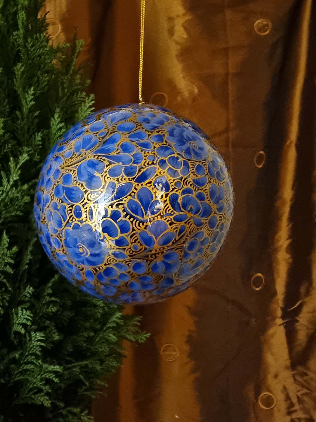 Dekorativ stor blå, sort og gyllen julekule (10)