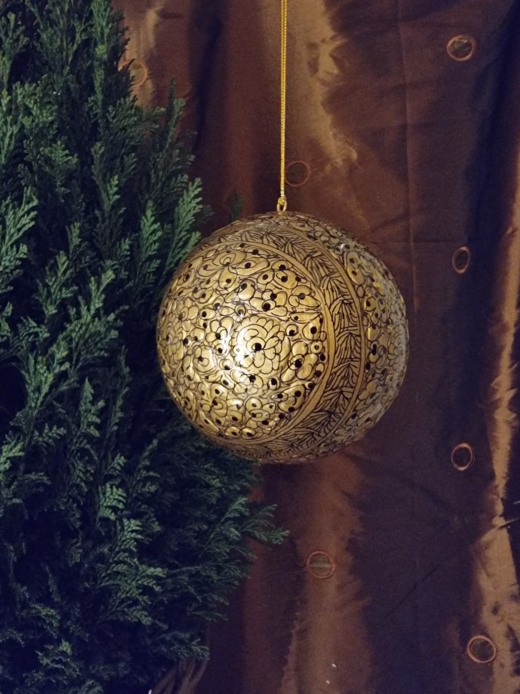 Gull og sort dekorert stor julekule (9)