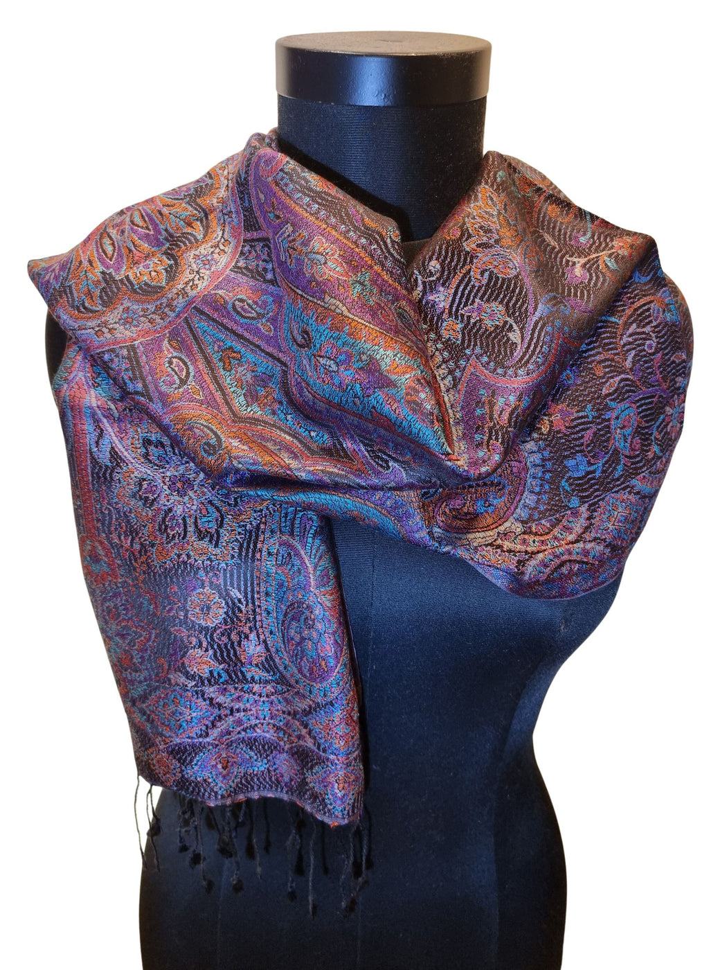 Mørkt silkeskjerf med et klassisk mønster i lilla, oransje, blått.... (24)