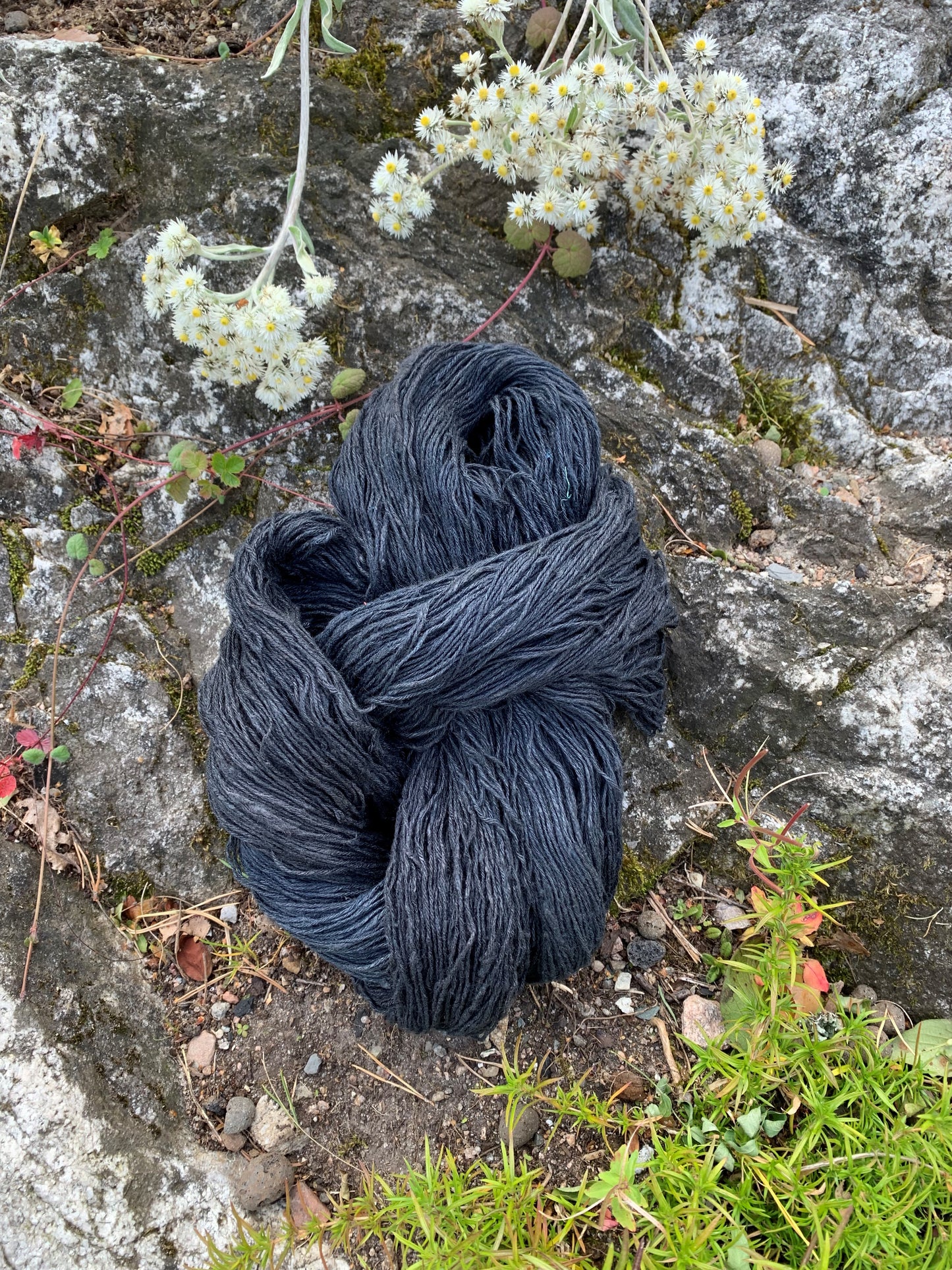 Strikkegarn i silke. Farge: Lava grått