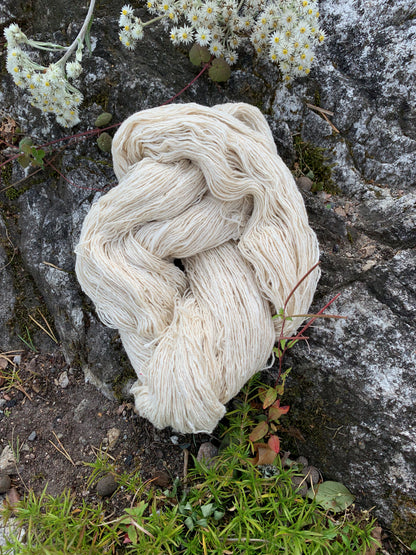 Strikkegarn i silke. Farge: Naturlig Hvit