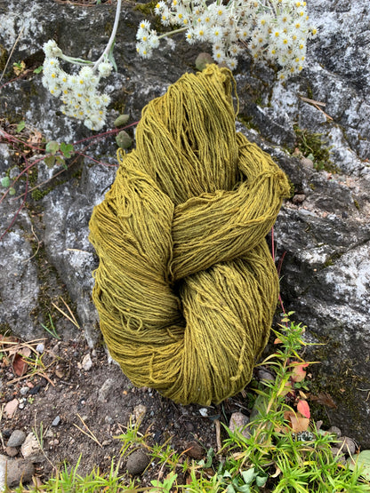 Strikkegarn i silke. Farge: Oliven