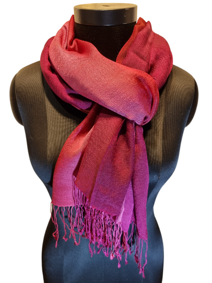 Cashmere og mulberrysilke skjerf i rosa, lilla og mørkerøde farger (62)