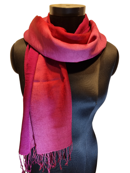 Cashmere og mulberrysilke skjerf i rosa, lilla og mørkerøde farger (62)