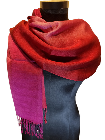 Cashmere og mulberrysilke skjerf i rosa, lilla og mørkerøde farger (62)