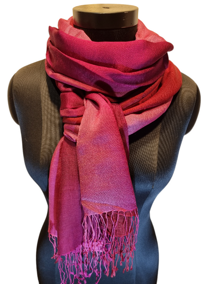 Cashmere og mulberrysilke skjerf i rosa, lilla og mørkerøde farger (62)