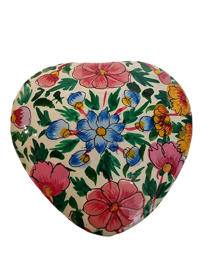 Lys hjerteformet boks med vakre blomster (03)