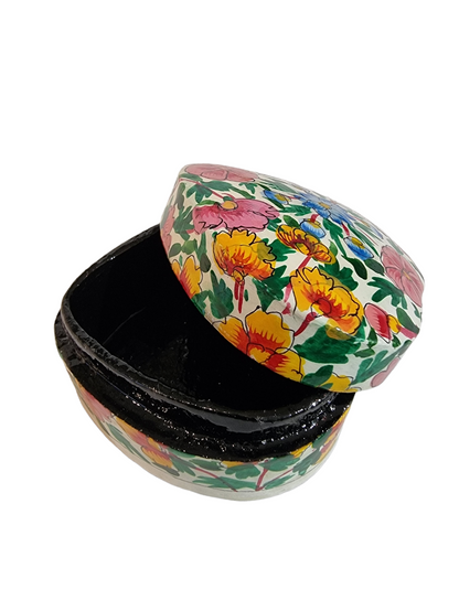 Lys hjerteformet boks med vakre blomster (03)