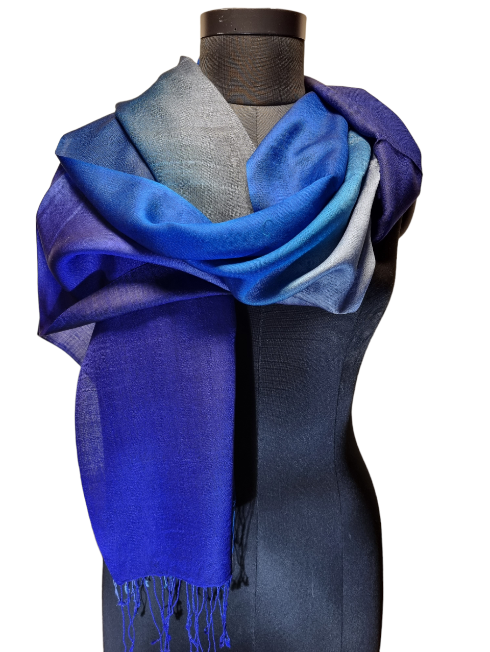 Spennende sjal i blått via grått til "fiolilla" i mulberrysilke og kashmir (102)