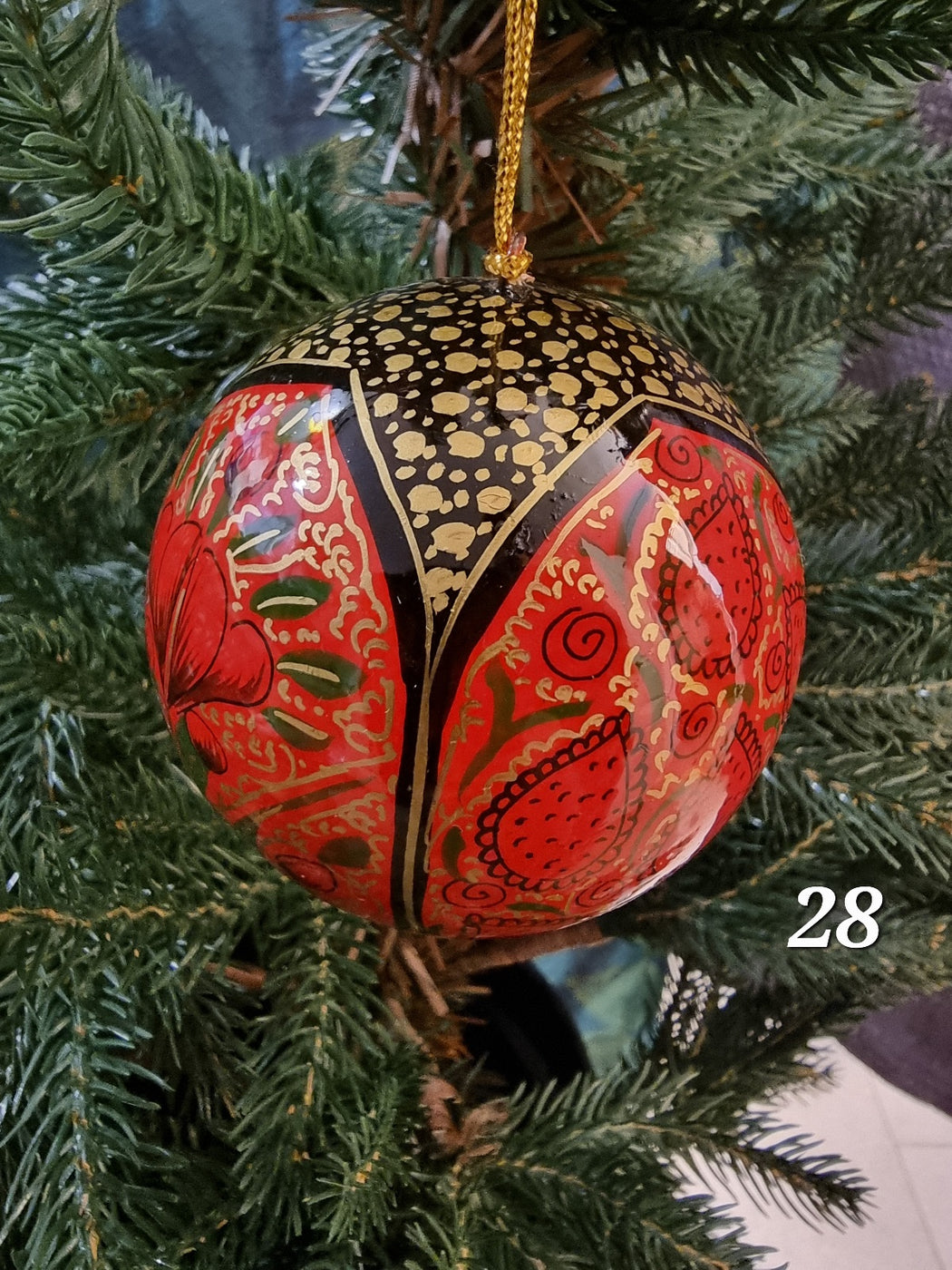 Tøff julekule med kraftig rødt mønster  (28)